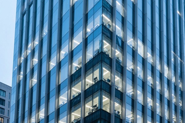 在车间内用明火在作业,不是开玩笑吧?